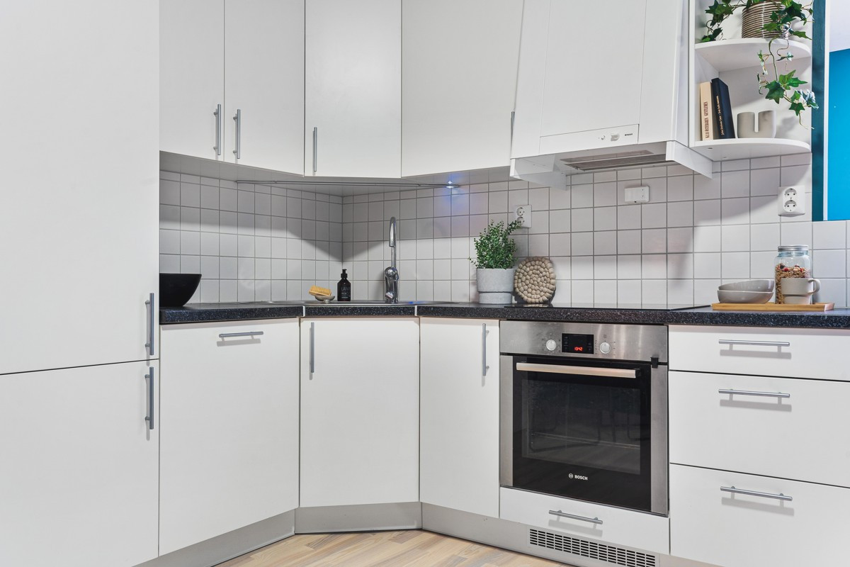 Kjøkkenet er utstyrt med integrerte hvitevarer som stekeovn, induksjon platetopp, oppbvaskmaskin, samt kombiskap med kjøl og frys.