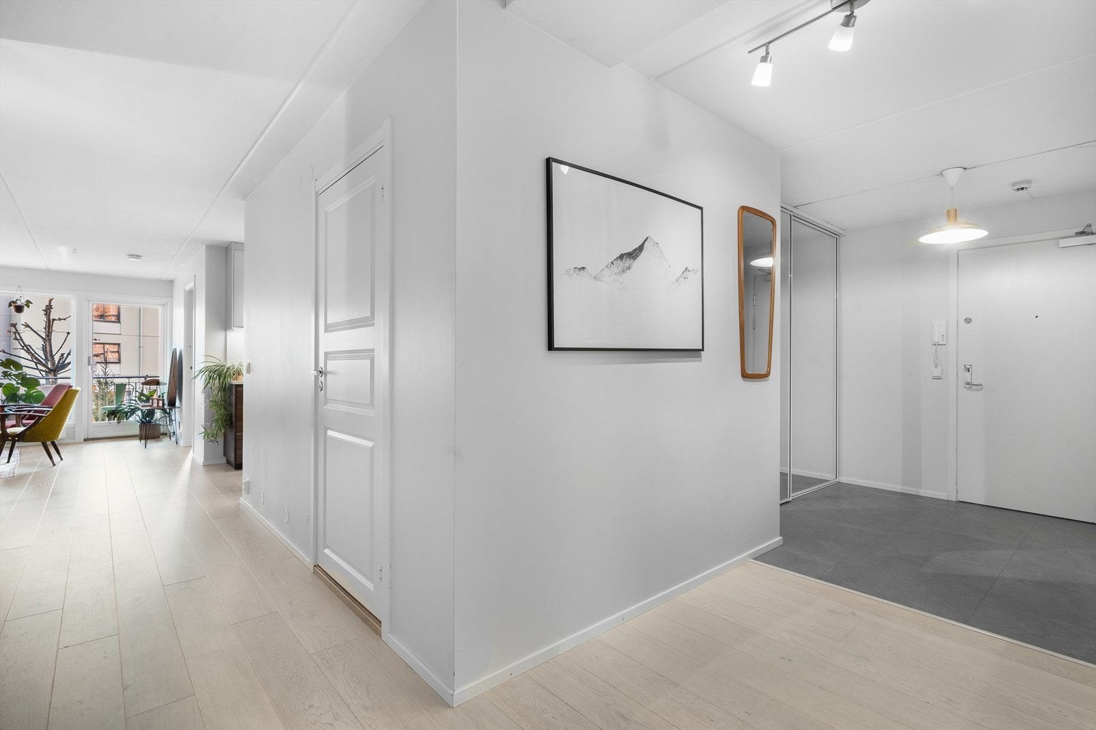 Flott og romslig entré med varme i gulvet og skyvedørsgarderobe med speilflater. Galleribilde