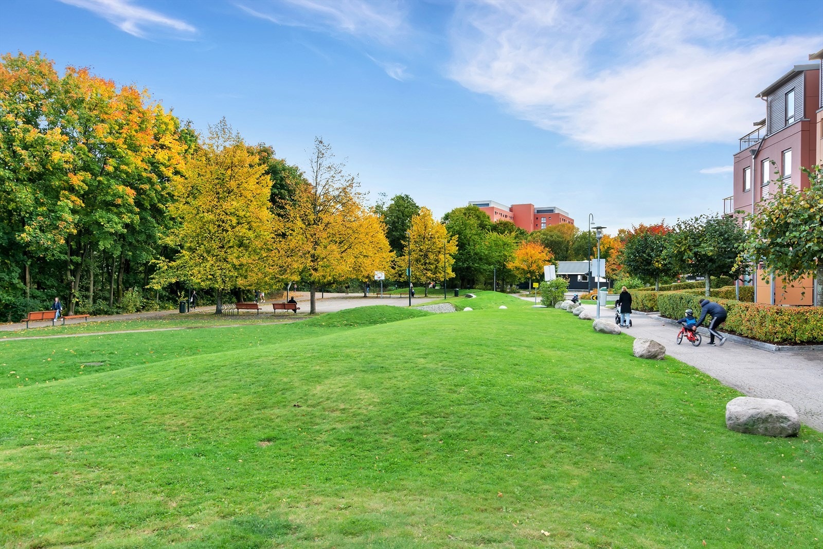 Badebakken har flotte uteområder lett tilgjengelig. En meget populær barnehage ligger inne på sameiets område. Galleribilde