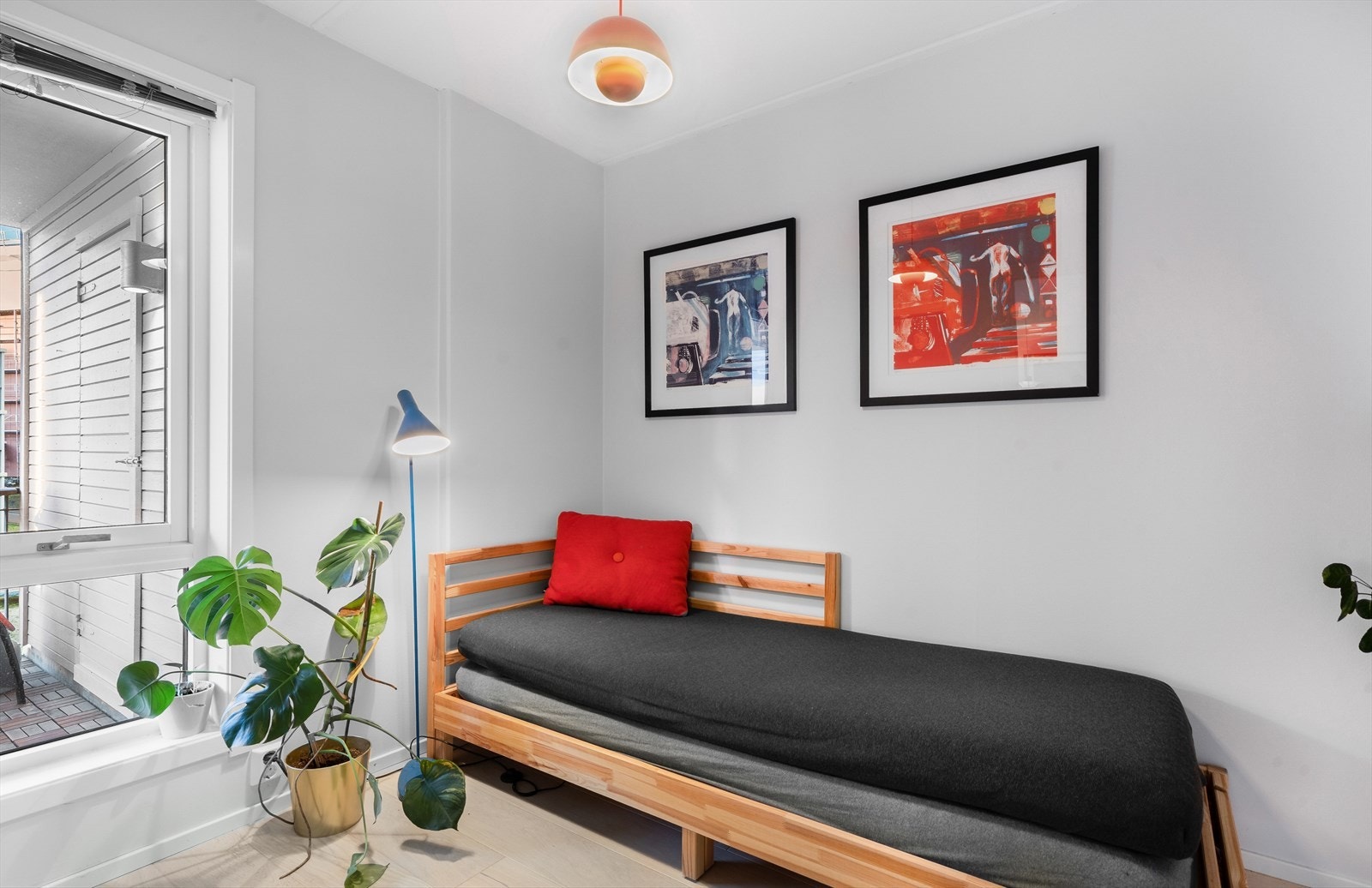 Soverom nr. 3 vender ut mot bakgården til sameiet og ligger i tilknytning til stuen. Perfekt som gjesterom eller hjemmekontor. Galleribilde