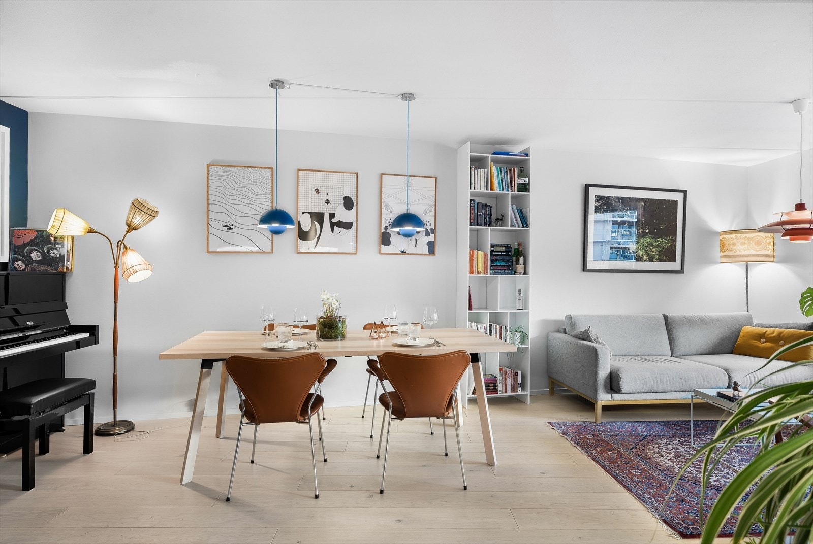 Stuen består av en lounge og en spisestue. Kjøkkenet ligger tilbaketrukket med åpen løsning. Galleribilde