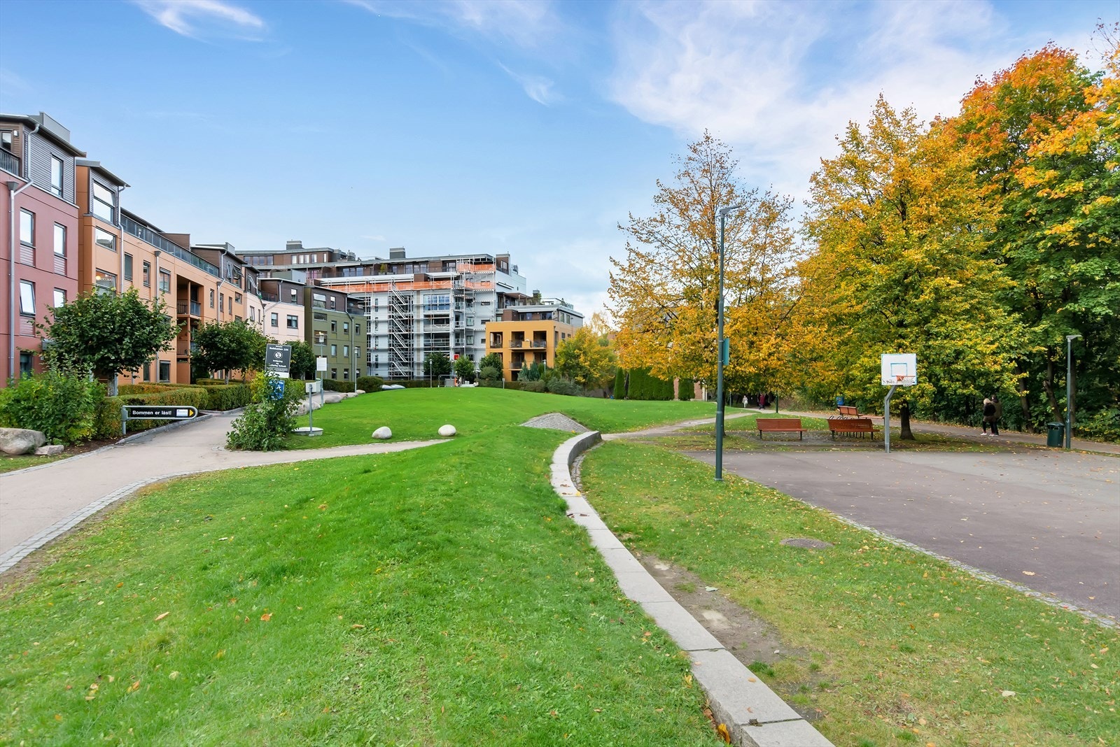 I umiddelbar nærhet finner du parkområder og en basketballbane. Galleribilde