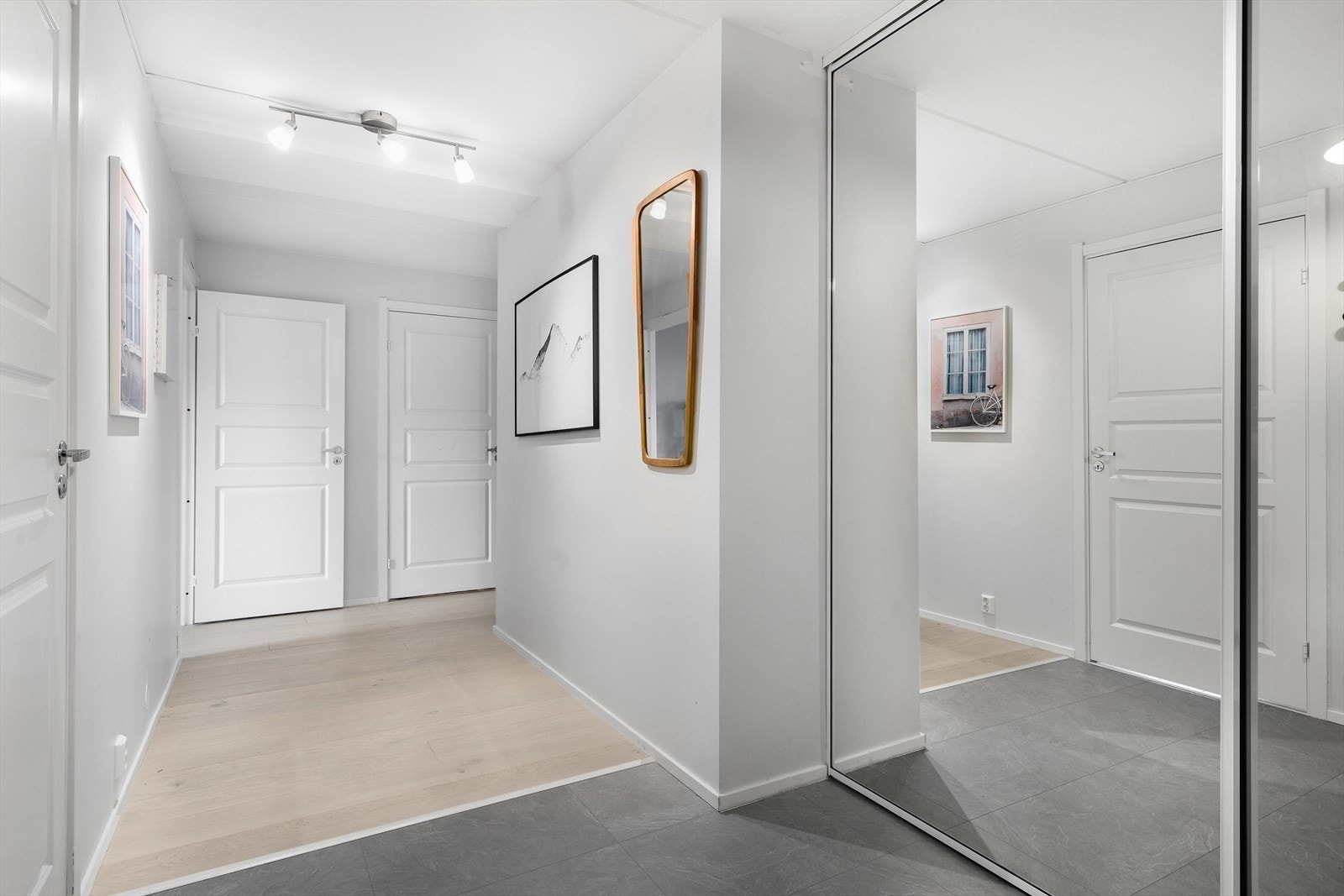 I forlengningen av entréen, er det en svært praktisk innvendig bod på 4 kvm. Galleribilde