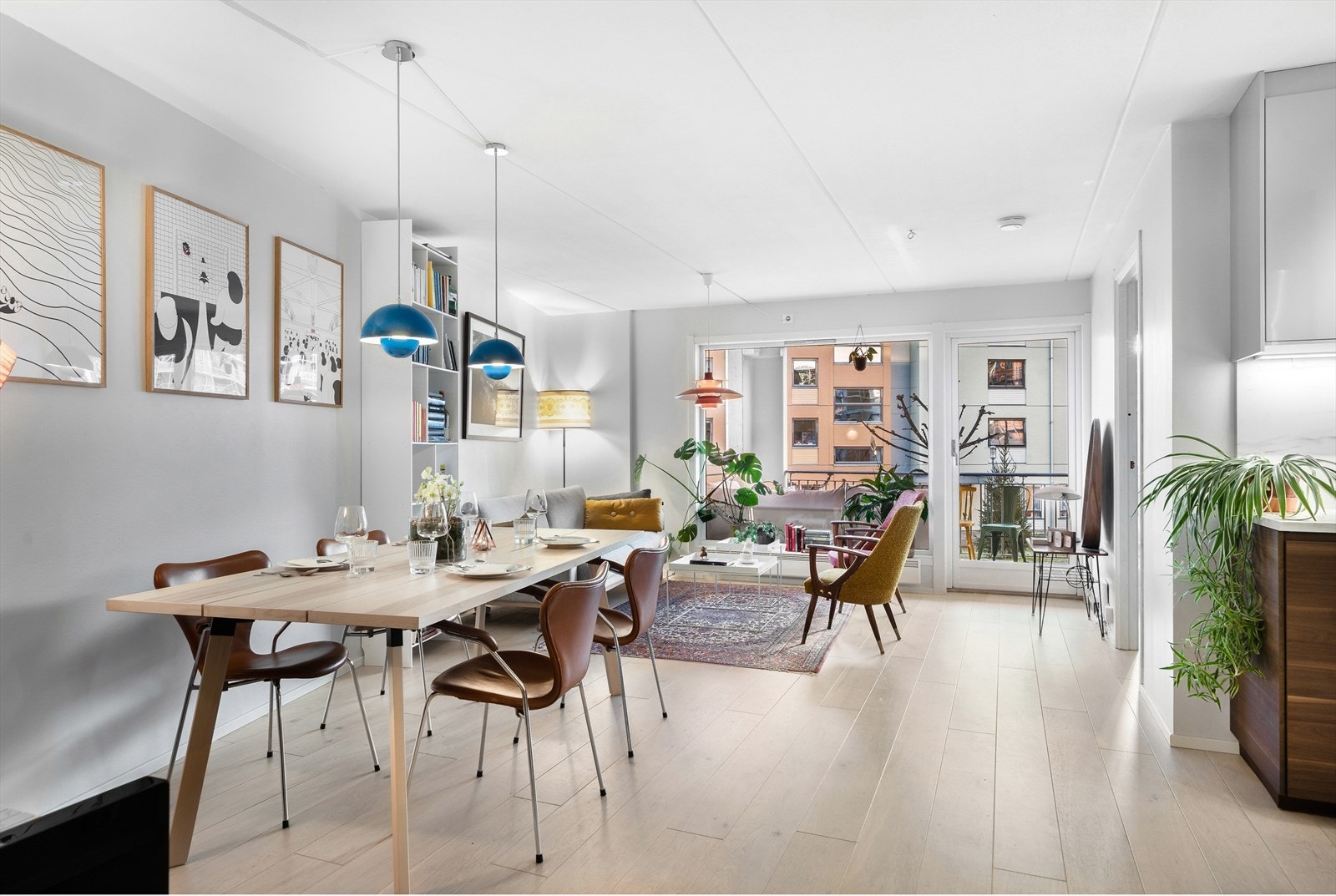 Ved siden av stuen finner man et soverom. Veggen mellom soverom og stue er en lettvegg og kan evt fjernes om ny eier vil ha mer stueplass. Galleribilde