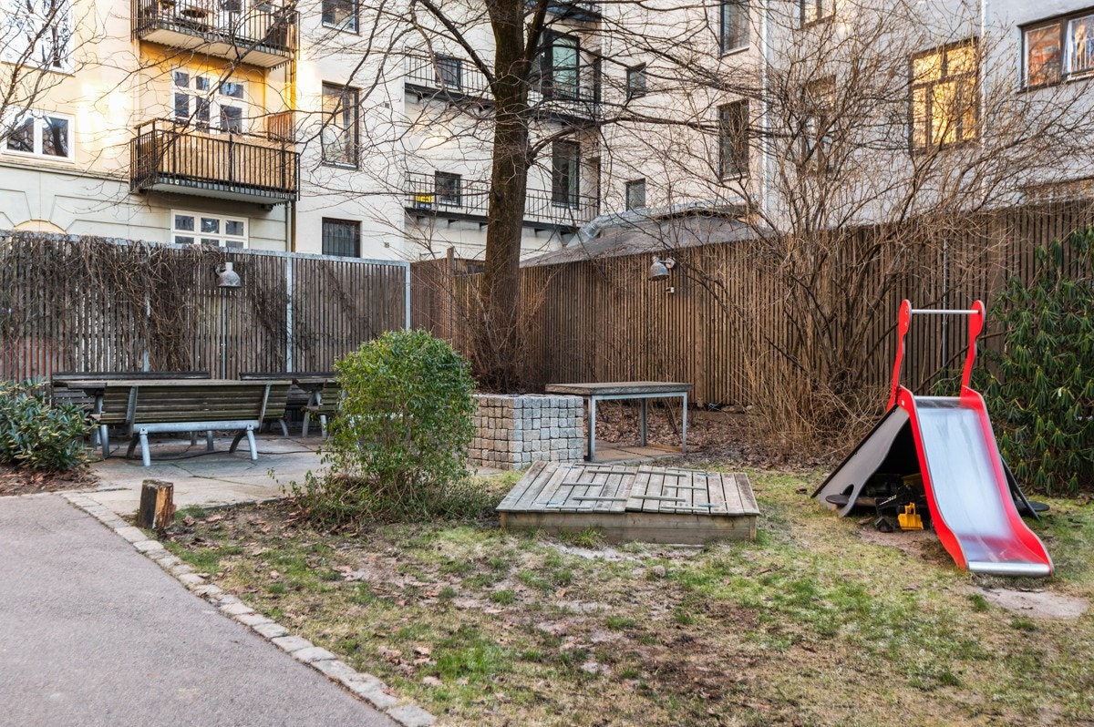 Torshov kvartal 3 har et flott bilfritt gårdsrom med lekeplass, sittegrupper, sykkelparkering, barnevognsparkering og grillmuligheter. Galleribilde