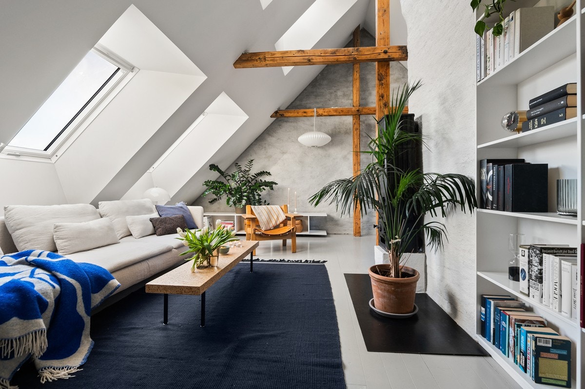 Loftstuen kan enkelt bygges om for å etablere ekstra soverom. Spesialbygd bokhylle inkludert. Galleribilde