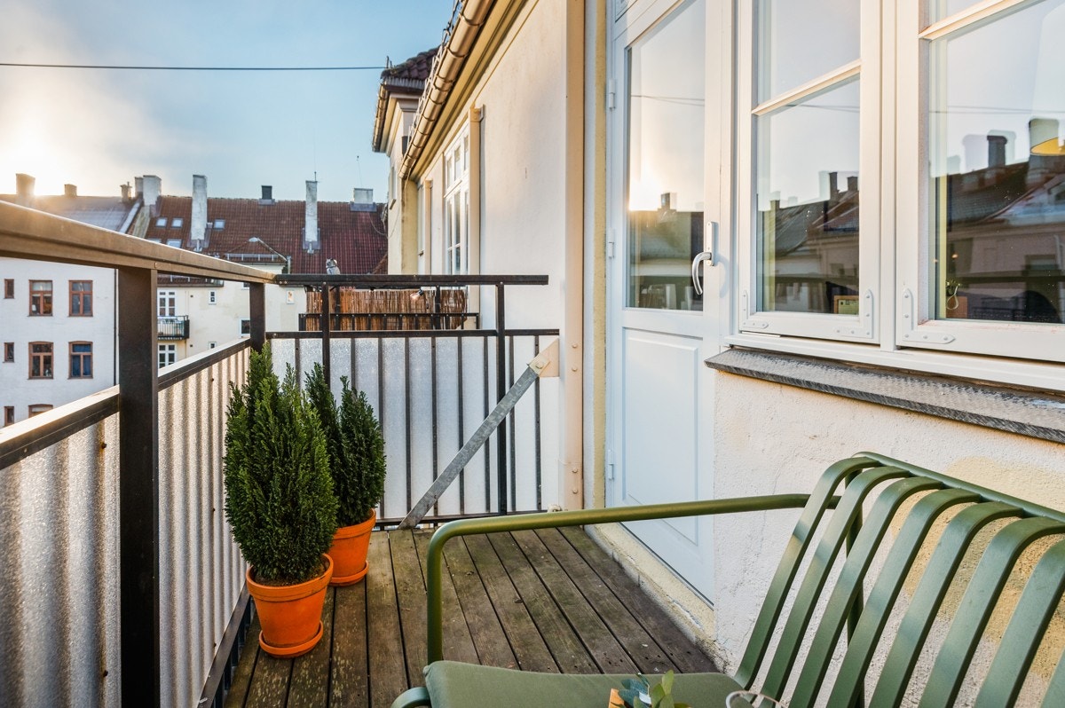 Solrik balkong vendt mot hyggelig gårdsrom. Galleribilde