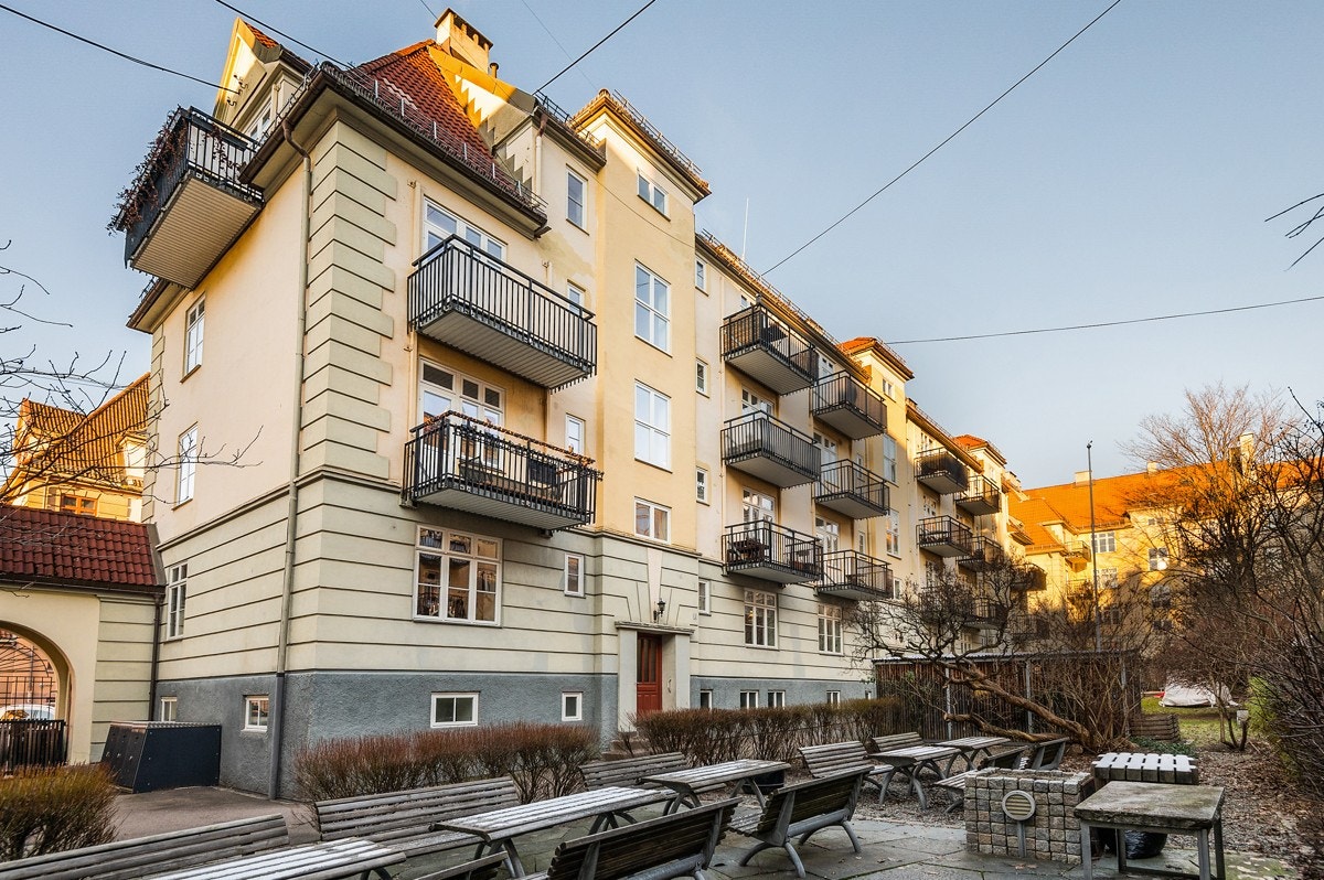 Balkong vendt mot bilfritt gårdsrom. Galleribilde