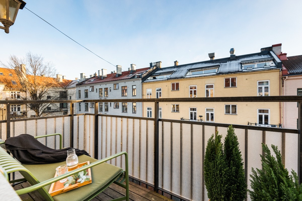 Soverom 1 med utgang til solrik balkong. Galleribilde