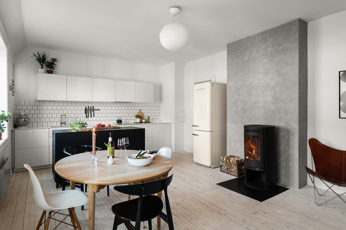 Spisestue med åpen kjøkkenløsning. Galleribilde