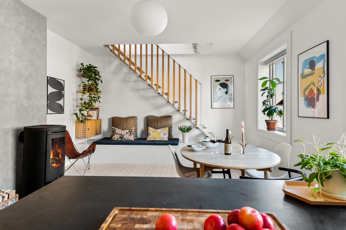 Romslig spisestue med åpen kjøkkenløsning. Galleribilde