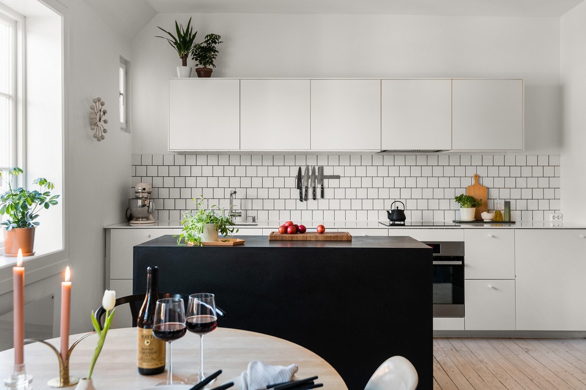 Kjøkkenet og spisestuen er praktisk adskilt med kjøkkenøy. Kjøkkenøyen er spesiallaget av møbelsnekker i gjennomfarget sort MDF. Galleribilde