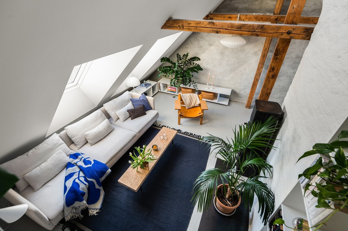 Loftstue med generøs takhøyde og synlige bærebjelker. Galleribilde