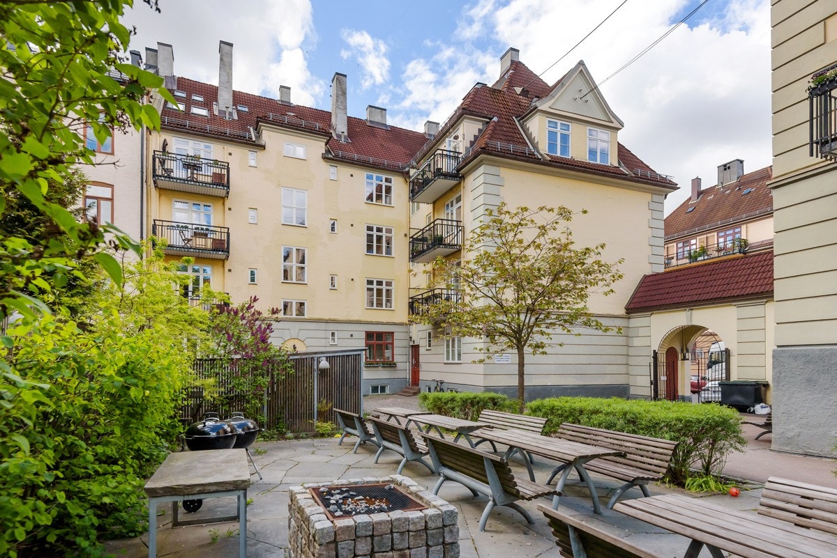 Torshov kvartal 3 har et flott bilfritt gårdsrom med lekeplass, sittegrupper, sykkelparkering, barnevognsparkering og grillmuligheter. Galleribilde