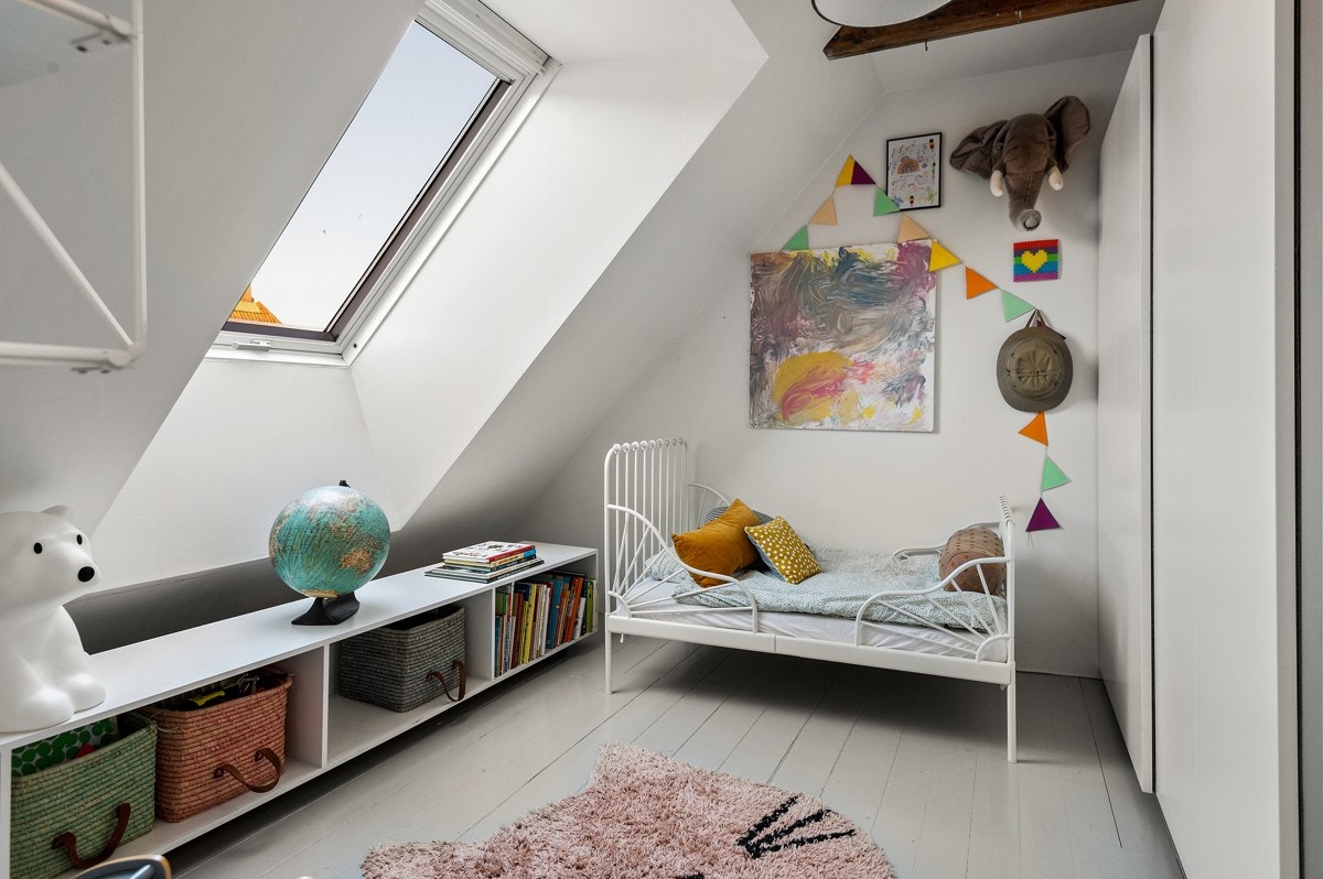 Soverom 2 med skyvedørsgarderobe. Galleribilde