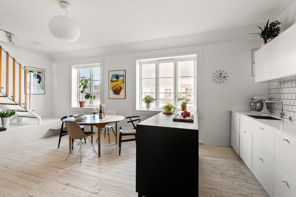 Romslig leilighet over 2 plan i klassisk Torshovgård. Galleribilde