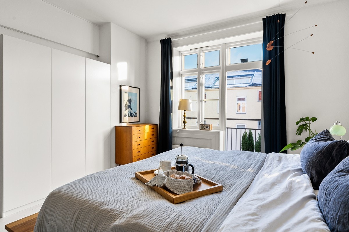 Soverom 1 med utgang til solrik balkong. Galleribilde