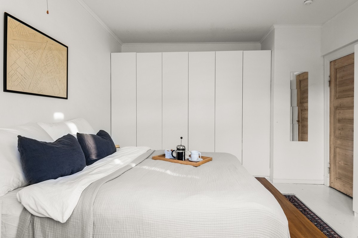 Romslig soverom med rikelig skapplass. Galleribilde