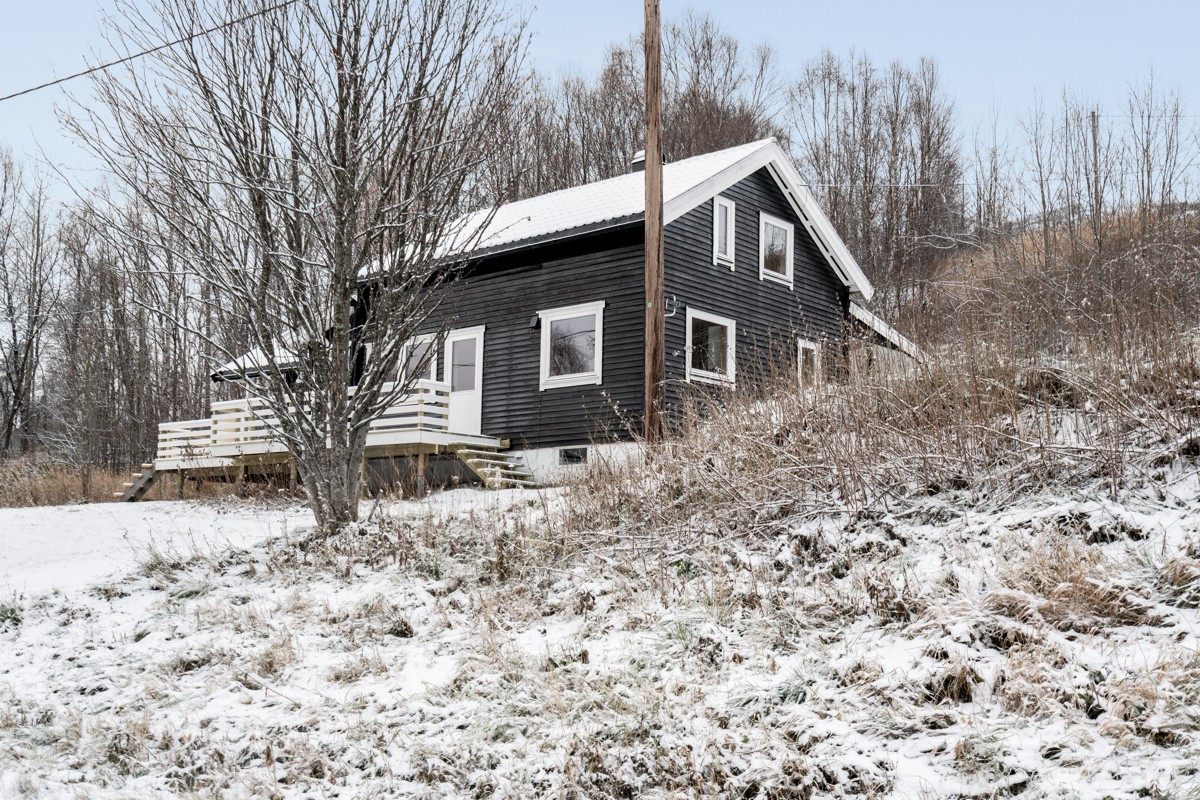 Tomt på hele 3,9 mål - Huset ble malt utvendig i 2020.