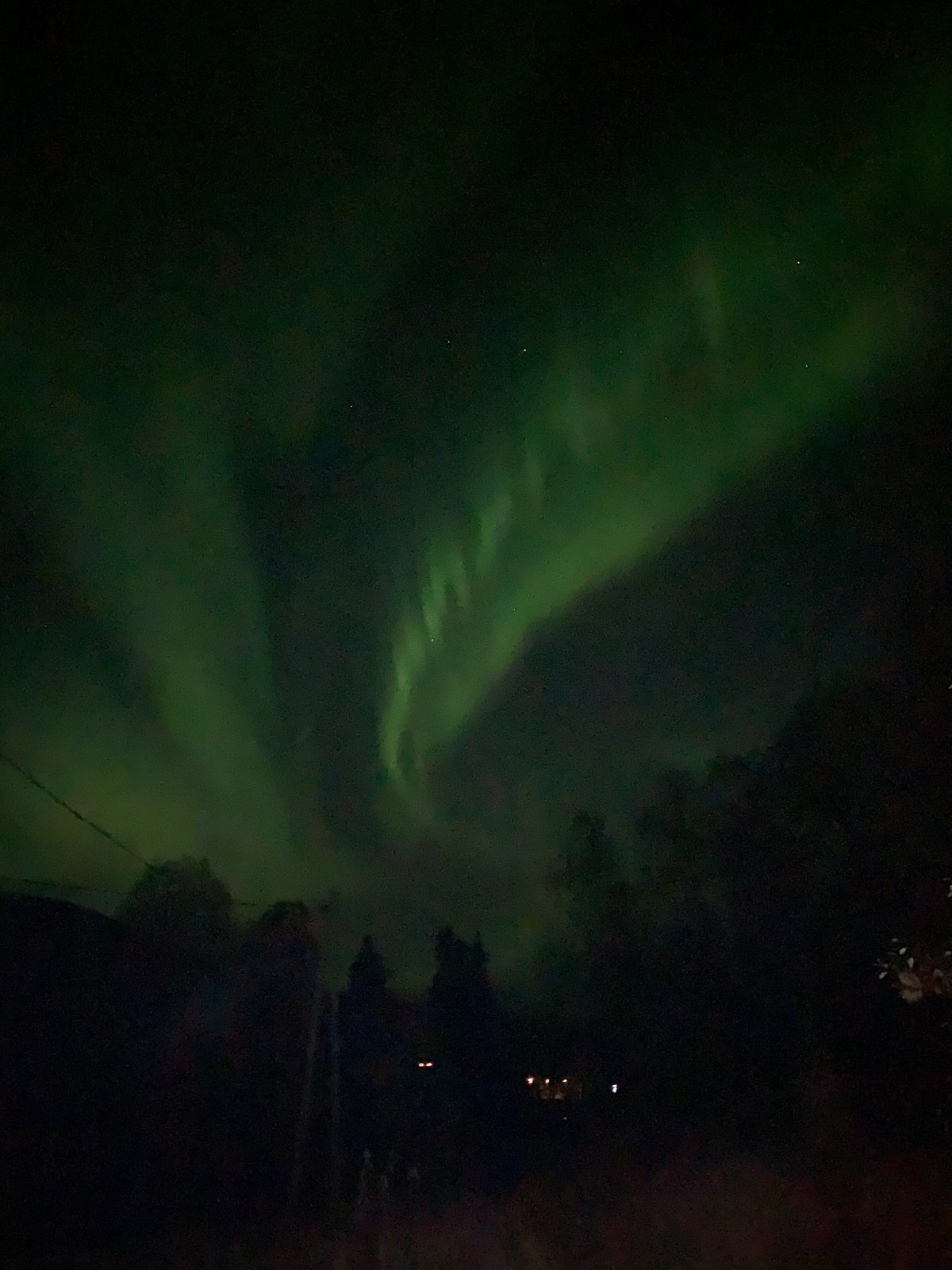 Magiske omgivelser på sommeren med midnattssol og på vinteren det nydelige nordlyset