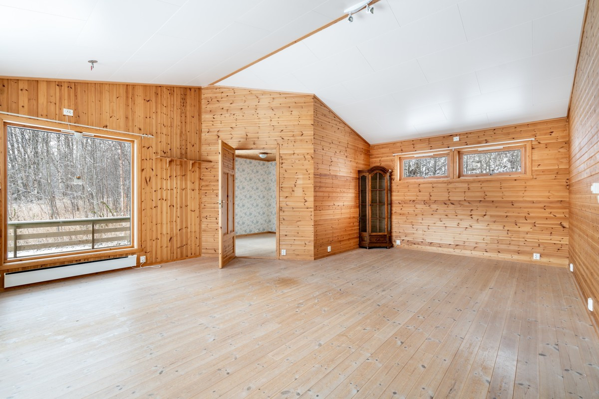 Et sjarmerende tømmerhus med vinterhage, stor veranda og garasje