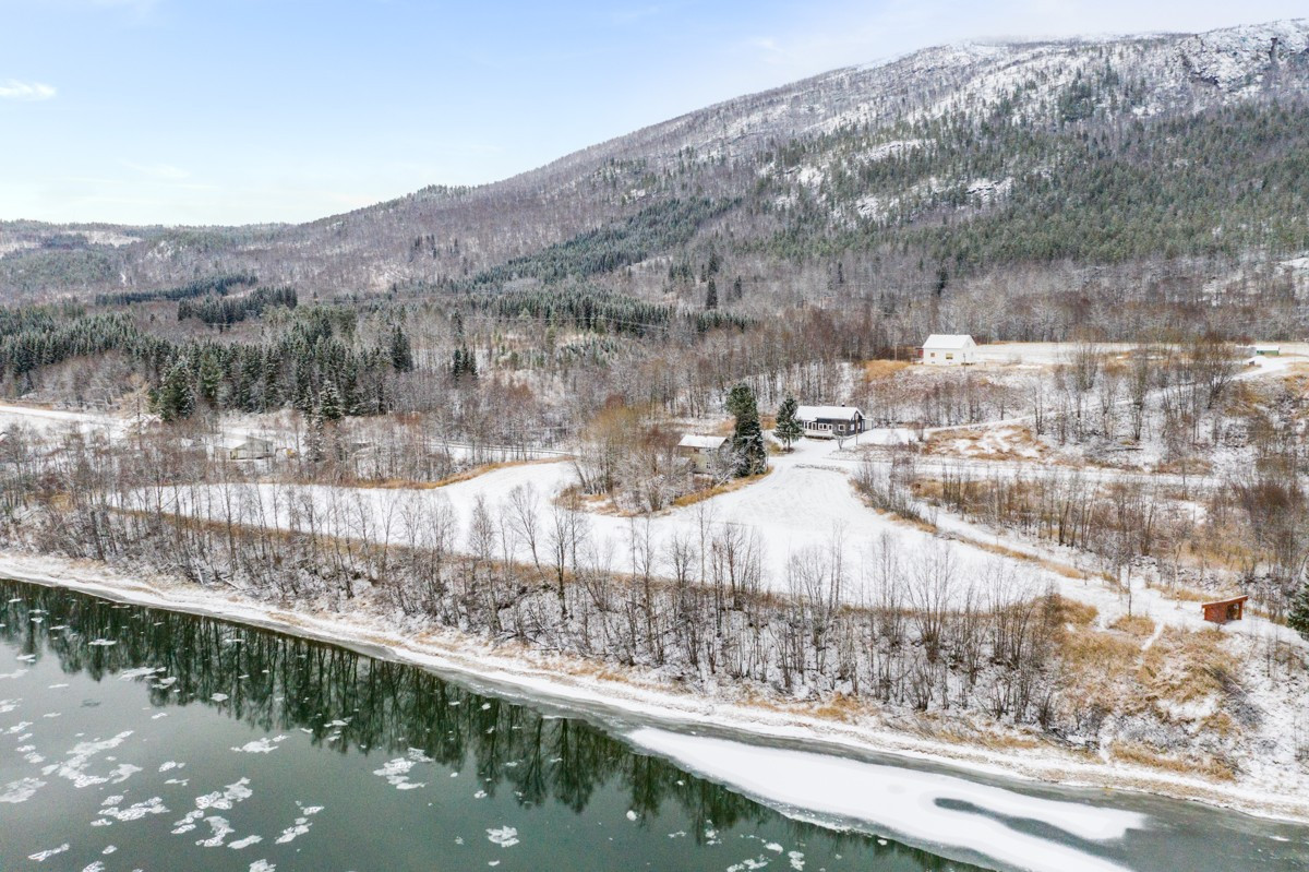 Boligen ligger plassert mellom skog og fjell