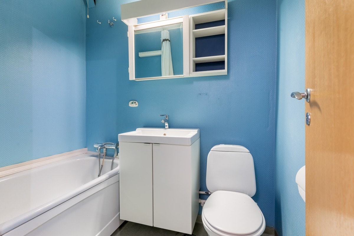 På badet har du i dag servantskap, servant, speilskap med lys, toalett og badekar. Badet er fungerende men har behov for renovering. Galleribilde