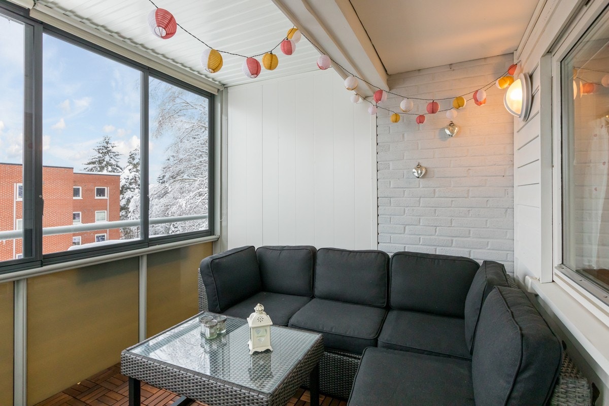 På sommers tid har man sol til langt utover ettermiddagen. Da ligger alt til rette for å nyte noen hyggelige grillmiddager med kjente og kjære her. Kun elektrisk grill kan benyttes. Galleribilde