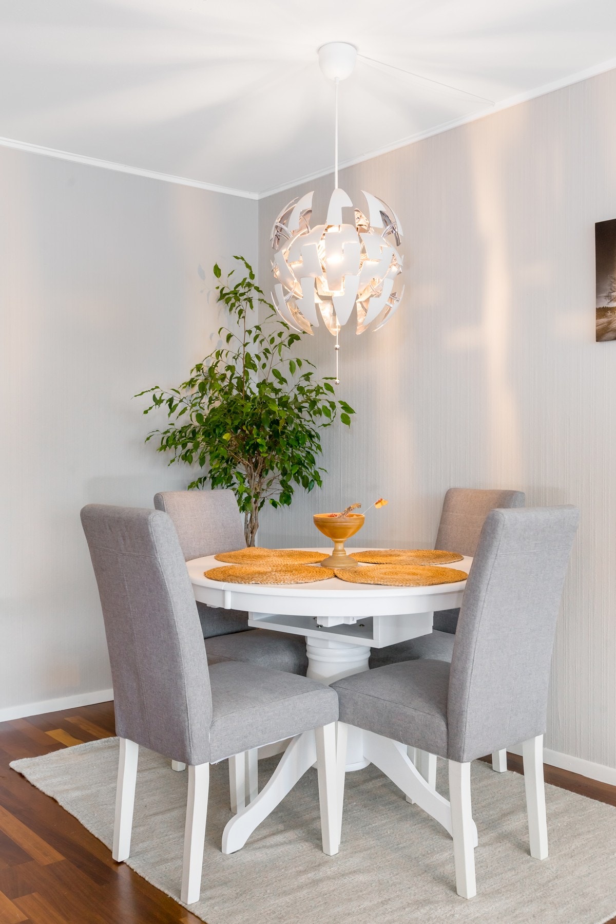 God plass til en stor spisebordsgruppe. Galleribilde