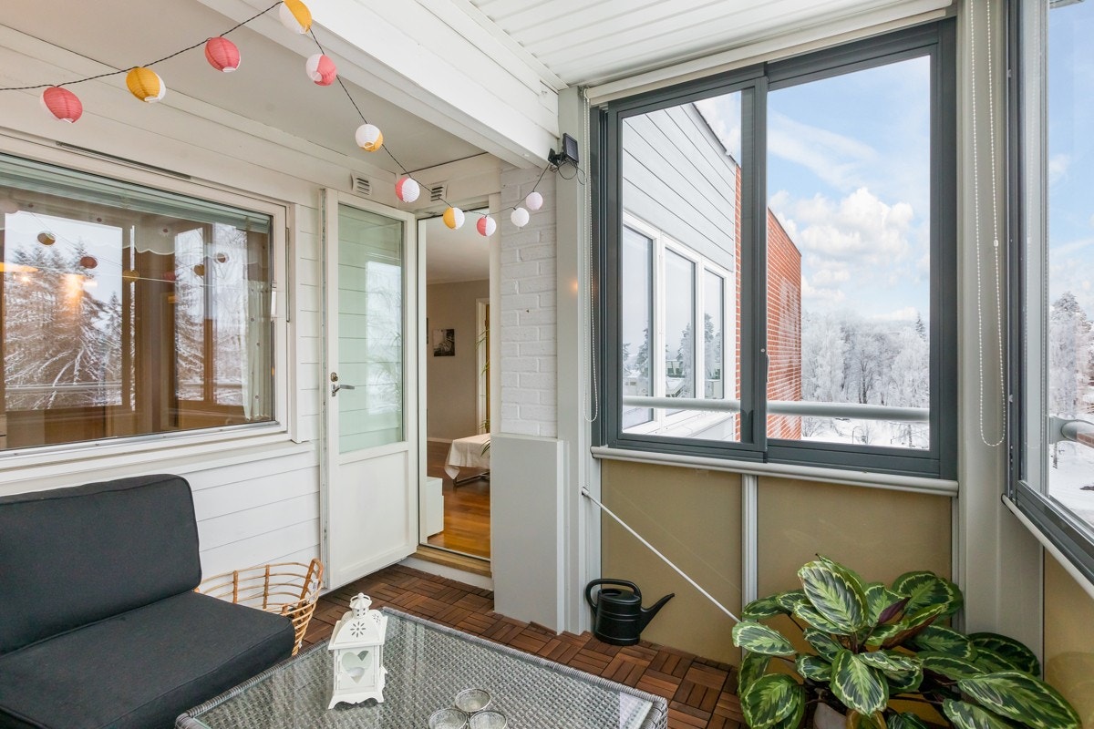 Fra stuen er det utgang til en innglasset balkong på ca. 7 m². Galleribilde