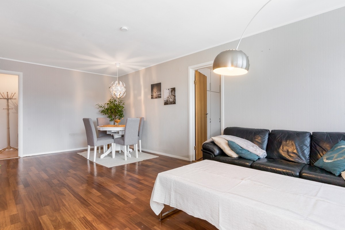 Det er godt med plass til sofagruppe og andre tilhørende mediemøbler. Galleribilde