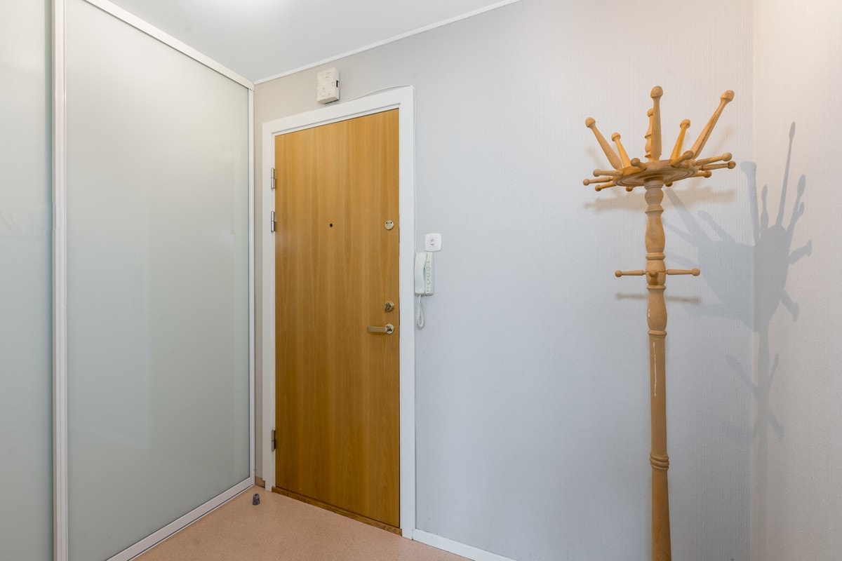 Fra felles trappeoppgang finner du leiligheten i blokkens 4. etasje. Når du trer over dørterskelen blir du møtt av en romslig entré, hvor det er god plass til å henge fra seg yttertøy og sette fra seg skoene sine før du går videre inn i leiligheten. Galleribilde