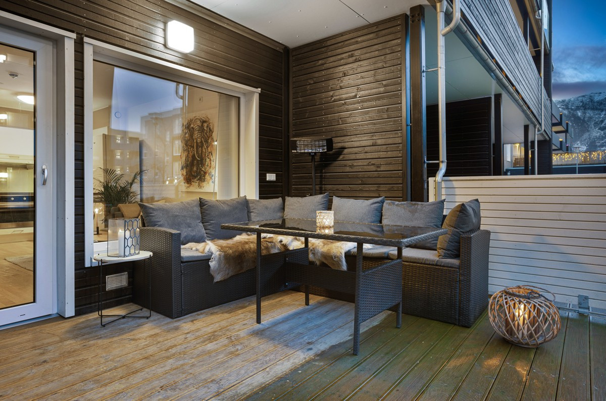Koselig uteplass både sommer og vinter! På sommertid er det gode solforhold slik at dagene kan nytes utendørs - Lunt og hyggelig!