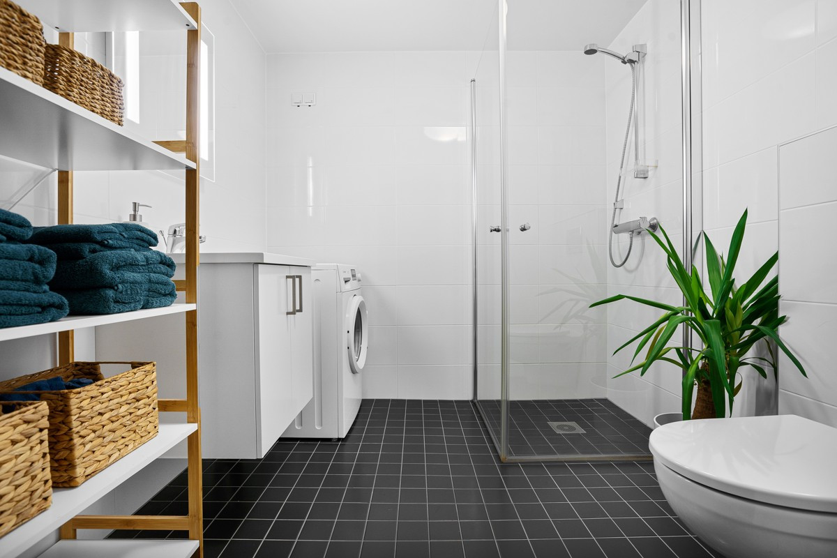 Stort bad med god plass til vaskemaskin og tørketrommel.