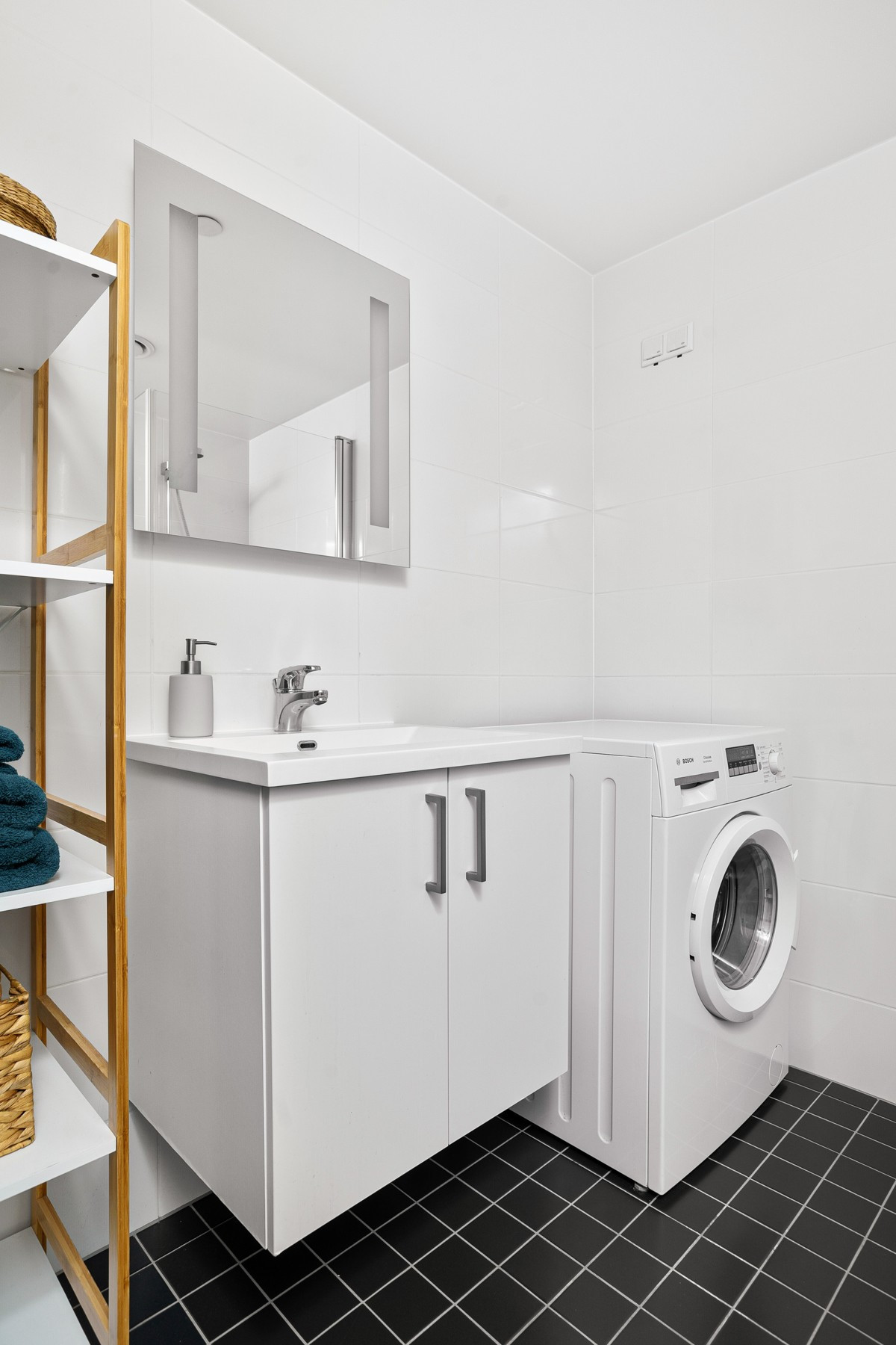 På badet er det god plass til å sette inn ekstra oppbevaringsmøbel