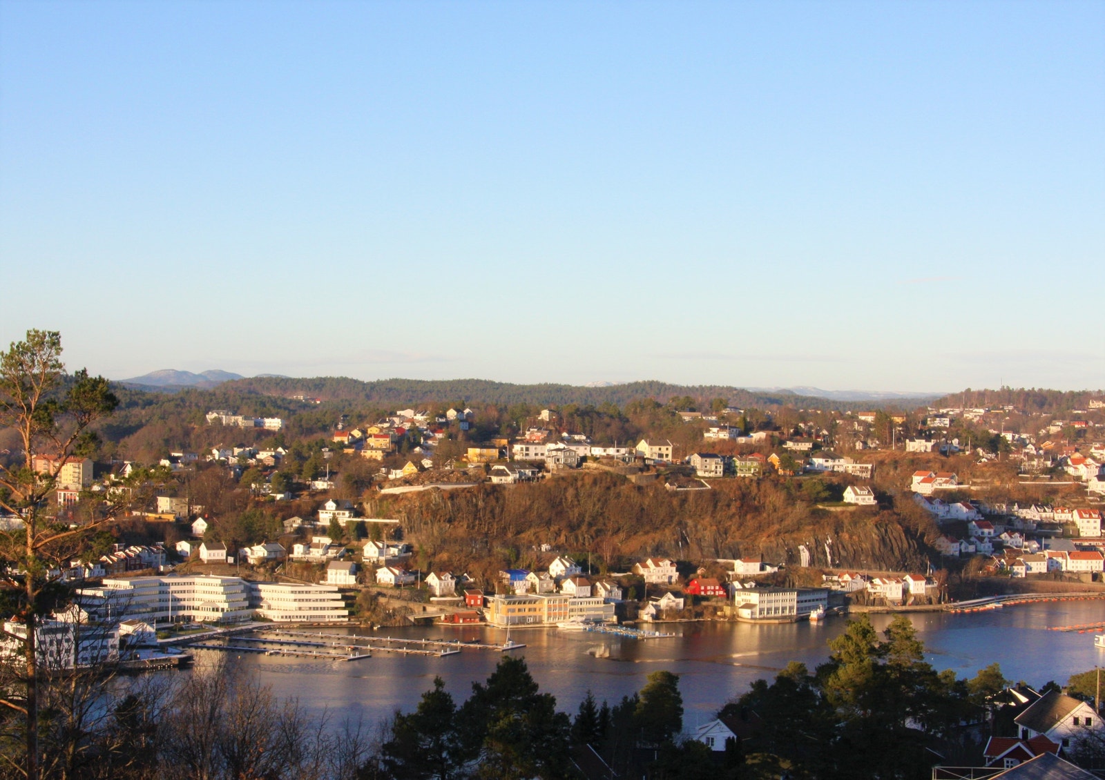 Utsikt over byfjorden mot Gard Galleribilde
