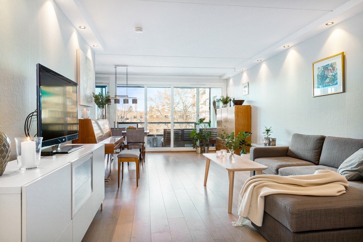 Den store stuen har enstavs parkett, dus farge på vegger og downlights i kasser. Galleribilde