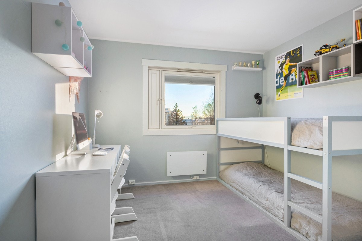 Alle soverommene har teppefliser for et lunt, behagelig innemiljø. Galleribilde