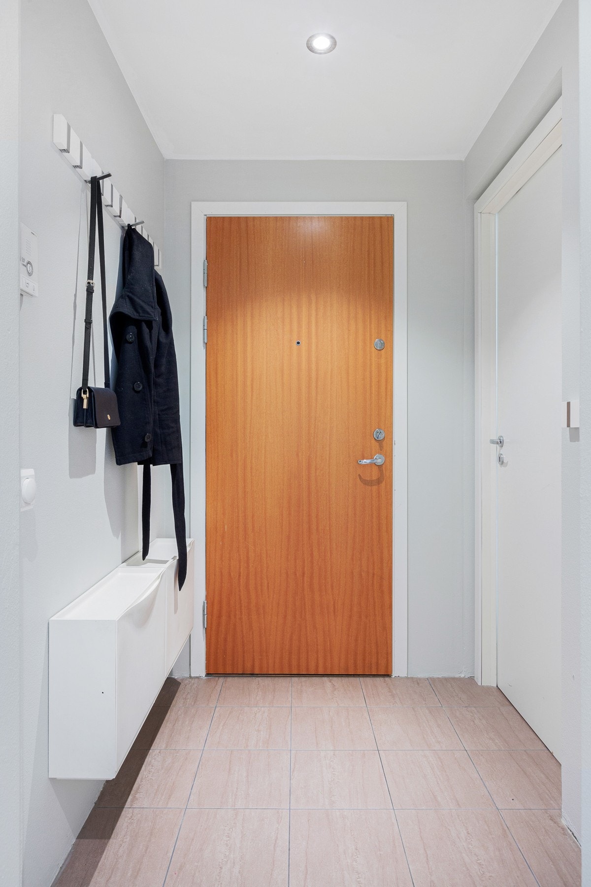 Entreen har gulvfliser, downlights og gulvvarme. Galleribilde