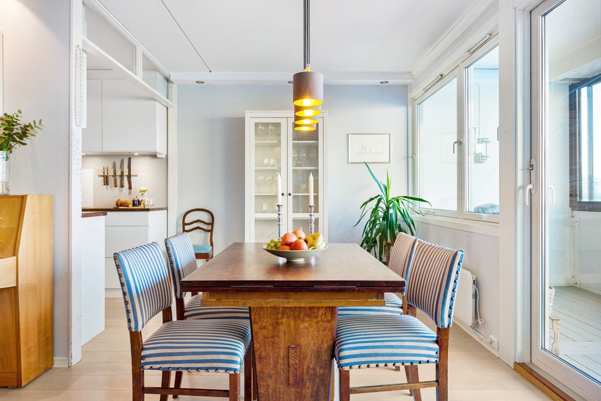 Stuen har en vinklet planløsning som gir rikelig med rom for spisebord. Galleribilde