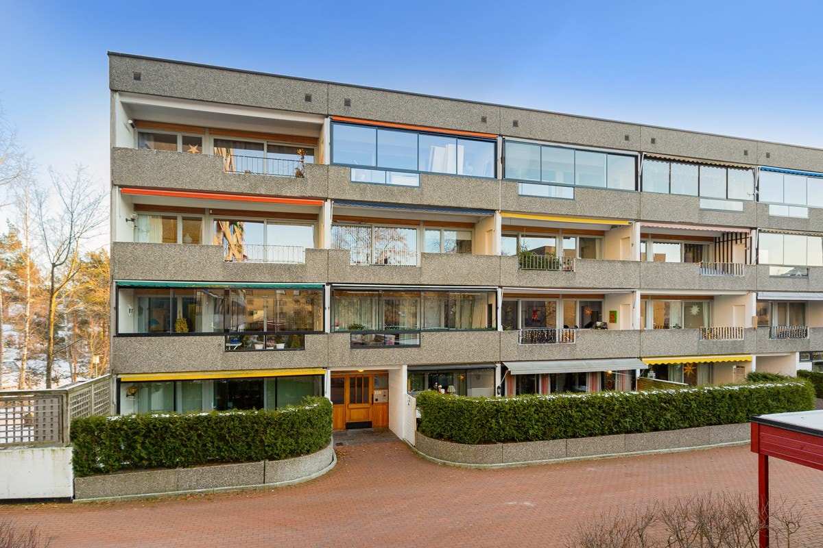 Eiendommen ligger i et meget attraktivt og sentralt boligområde med kort vei til alt man trenger i hverdagen. Galleribilde