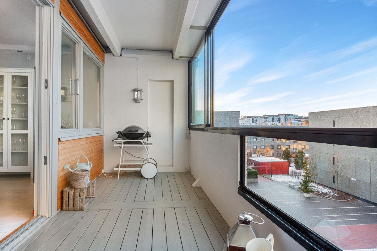 Utenfor stuen ligger en sydvestvendt, innglasset balkong på ca.10 kvm. Innglassingen kan skyves til siden slik at det blir åpent. Balkongen har terrassebord på dekke, motorisert markise, og en takmontert terrassevarmer. Galleribilde