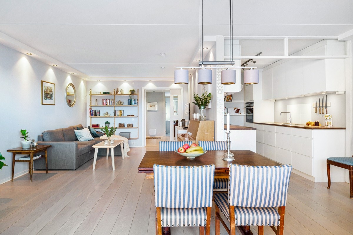 Kjøkkenet ligger åpent ut mot stuens spisedel. Galleribilde