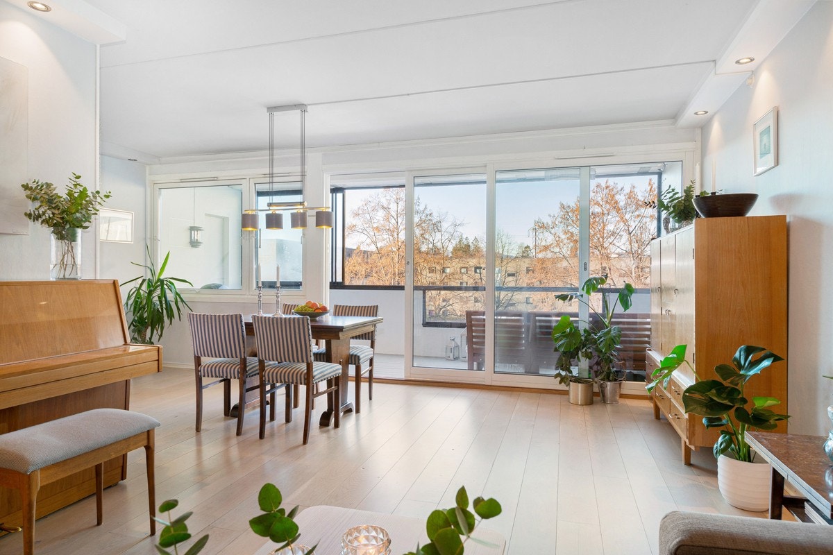 Kristine Følkner, Privatmegleren Scenario Røa ønsker velkommen til visning av 4-roms i populære Meklenborg Borettslag. Galleribilde