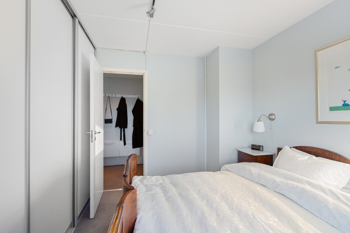 Hovedsoverommet er utstyrt med romslig skyvedørsgarderobe. Galleribilde