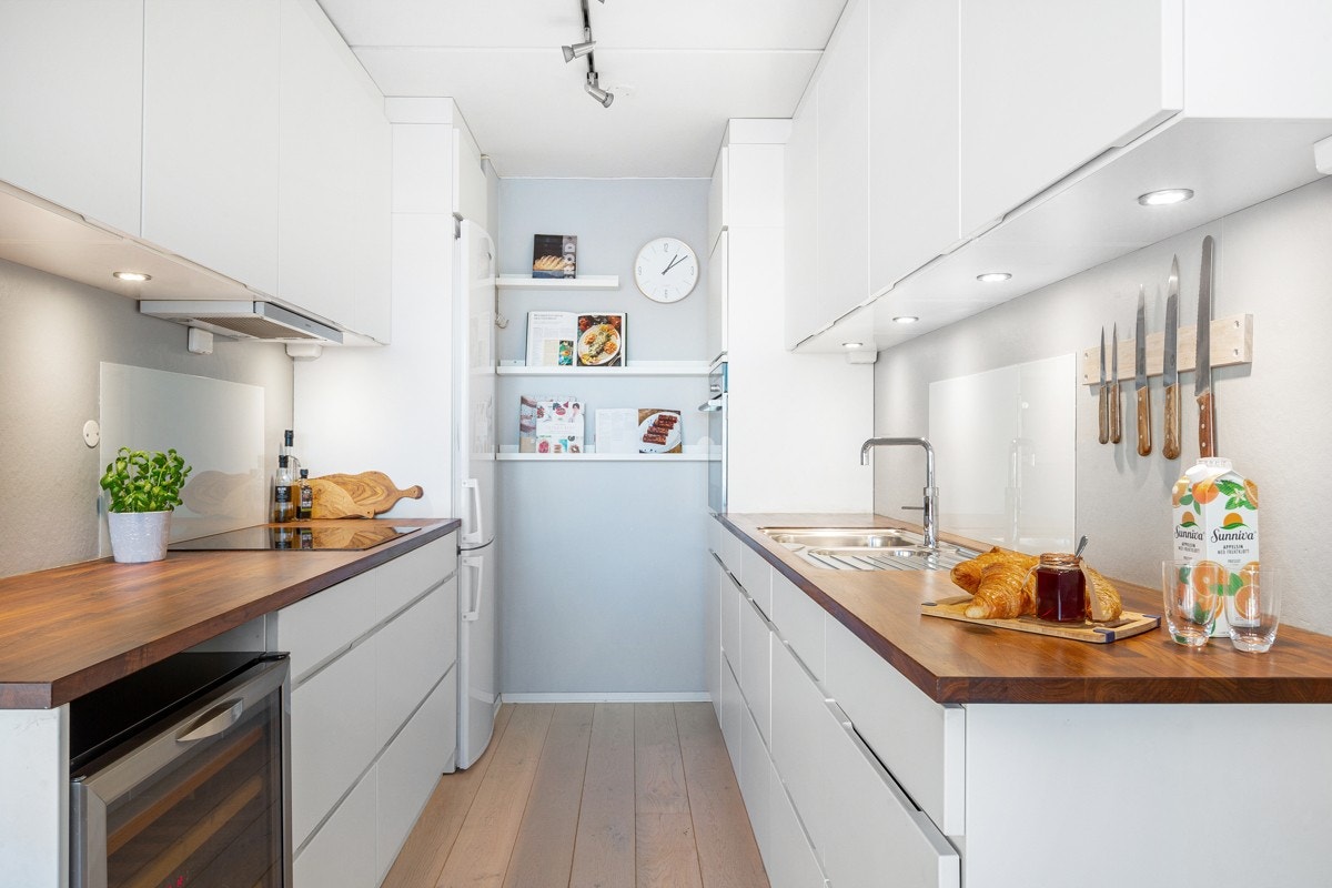 Kjøkkenet har flere integrerte hvitevarer, samt opplegg for vinskap og kjøl/frys i nisjer. Galleribilde