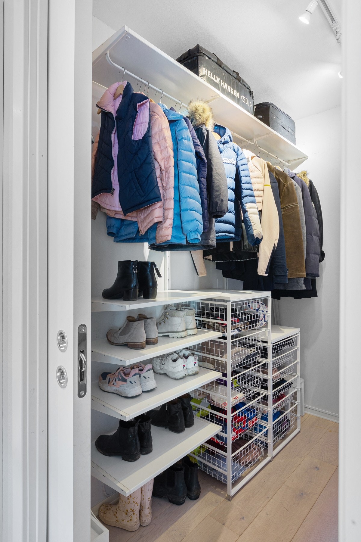 Fra entré/gang er det skyvedør inn mot bod med stor garderobeløsning. Galleribilde