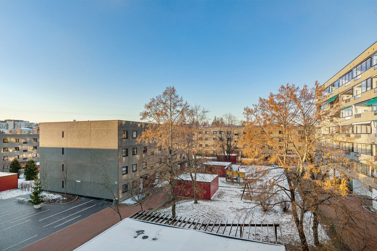 Høyt og fritt utsyn mot indre boområde. Borettslaget er veldrevet med fine fellesarealer, trimrom, og selskapslokaler til utleie. Galleribilde