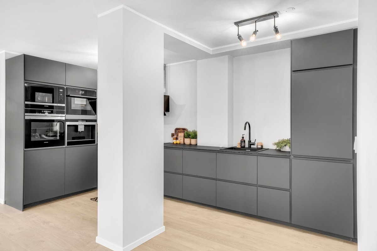 Integrerte hvitevarer som vinskap, kaffemaskin, micro, ovn, platetopp og kjøeskap Galleribilde