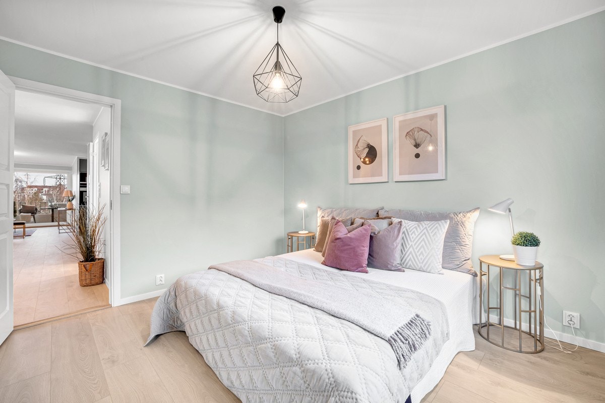 Romslig hovedsoverom med god plass til dobbeltseng og nattbord. Galleribilde